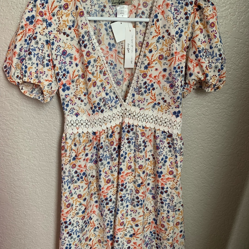 Short white floral dress. Size M